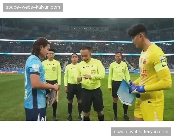 花絮：大连人队小将首次首发，父亲看台举标语感动全场。