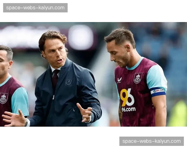 特写：终场哨响，为保级拼尽全力的伯恩利老将杰克·科克泪洒赛场