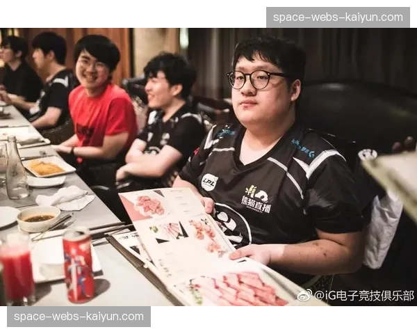 对手亦是朋友：场上激烈竞争，场下互相按摩放松