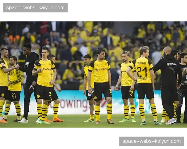 多特蒙德客场2-0力克斯图加特，阿德耶米布兰特补时连入两球